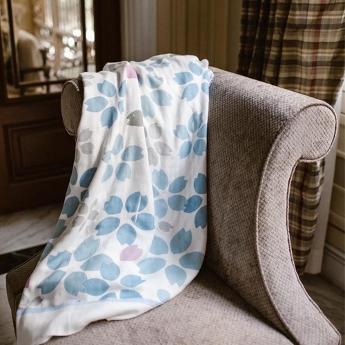 1580366670-h-250-BAMBOO20MUSLIN20THROW20BLANKET20-20BLUE20FLOWER.jpg